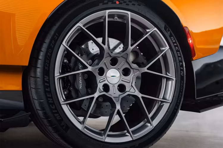 Thiết kế ngoại thất của Valiant nổi bật hơn Valour. Hàng loạt chi tiết sợi carbon, gồm cánh lướt gió mới, các lớp cánh đa tầng gần bánh trước, lưới tản nhiệt sợi carbon mới, chắn bùn mới, ốp lườn bên lấy cảm hứng từ F1, cánh gió cố định lớn phía sao tạo ra lực ép tối đa lên đến 383 kg, bộ khuếch tán sợi carbon mới...