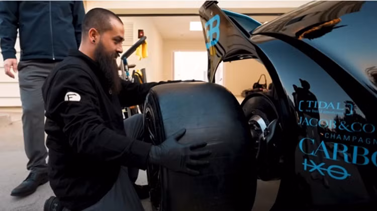 “Soc” voi chi phi bao duong mau hypercar trieu do Bugatti Bolide-Hinh-2