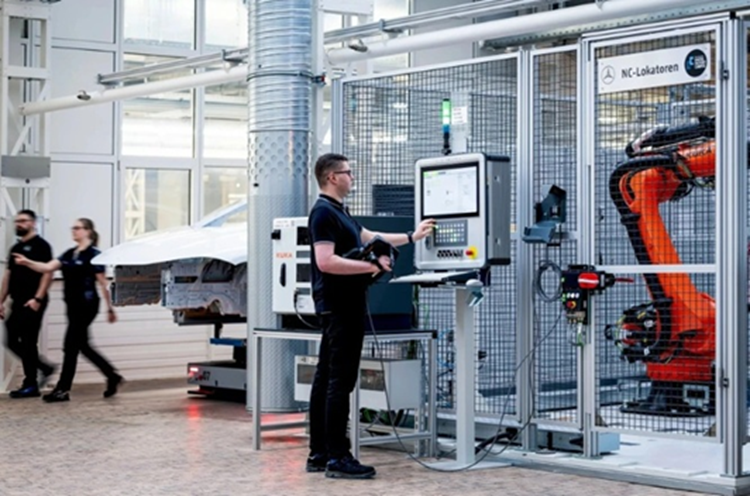 Mercedes-Benz dua robot vao qua trinh van hanh, san xuat oto-Hinh-3
