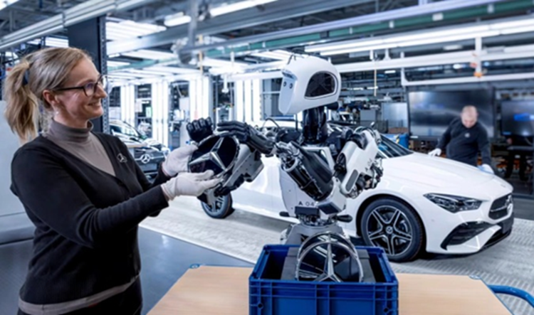 Mercedes-Benz dua robot vao qua trinh van hanh, san xuat oto