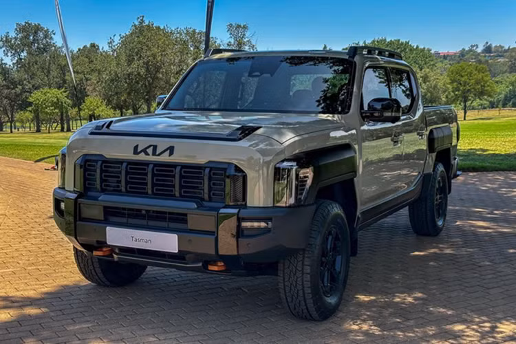 Kia Tasman tu 658 trieu dong, re hon 