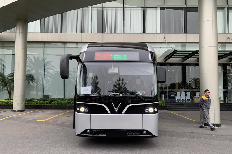 Tan thay xe buyt VinFast dien co nho va oto chuyen cho hoc sinh-Hinh-4