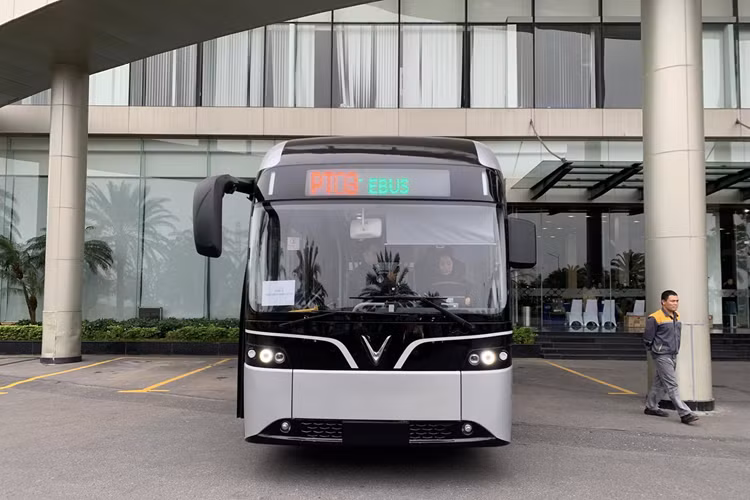 Tan thay xe buyt VinFast dien co nho va oto chuyen cho hoc sinh-Hinh-4