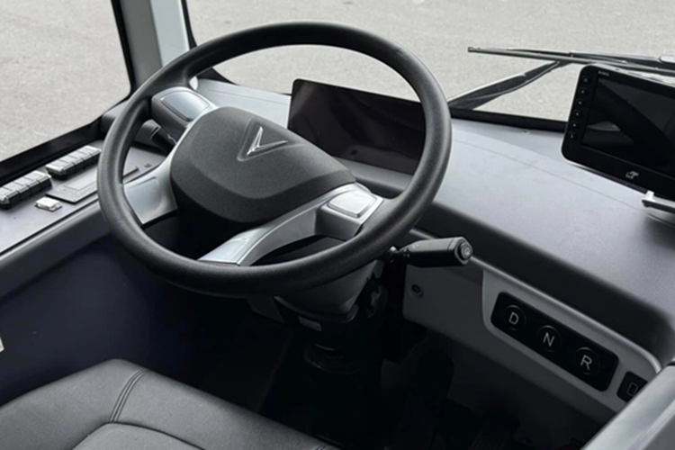 Tan thay xe buyt VinFast dien co nho va oto chuyen cho hoc sinh-Hinh-6