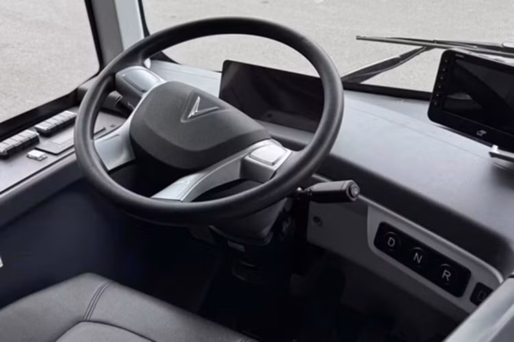 Tan thay xe buyt VinFast dien co nho va oto chuyen cho hoc sinh-Hinh-6