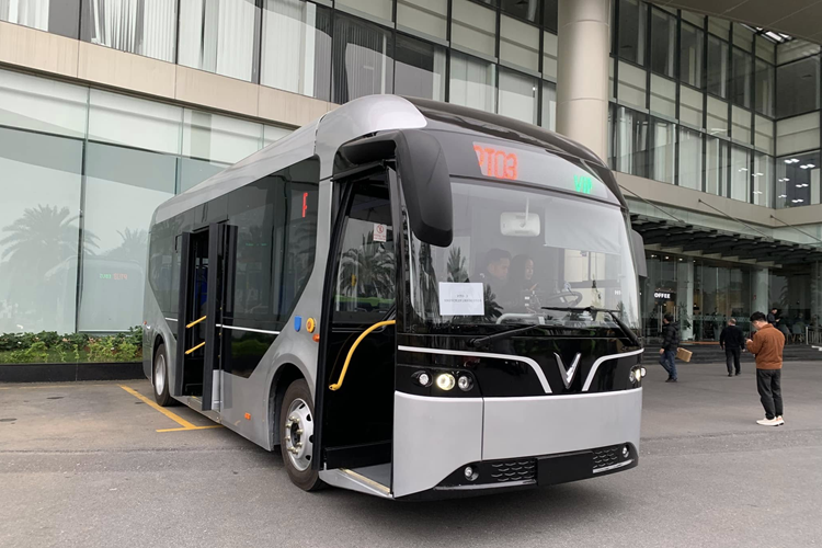 Tan thay xe buyt VinFast dien co nho va oto chuyen cho hoc sinh-Hinh-3