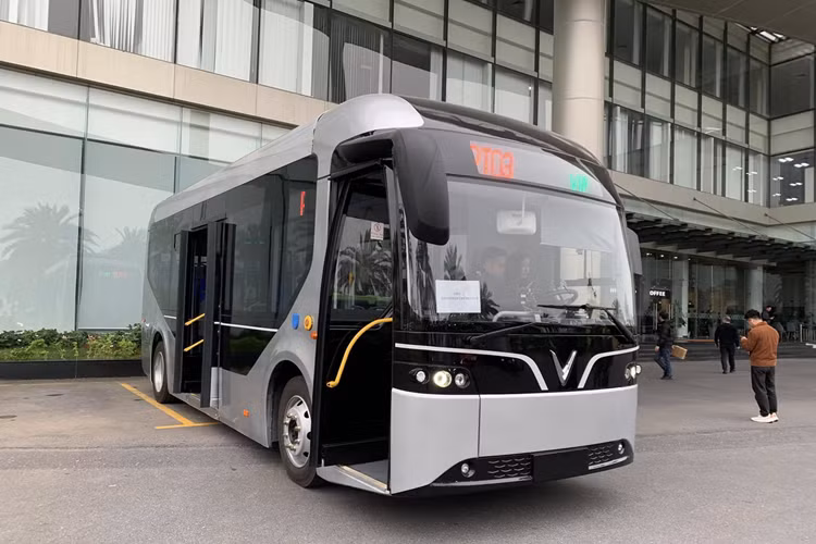 Tan thay xe buyt VinFast dien co nho va oto chuyen cho hoc sinh-Hinh-3