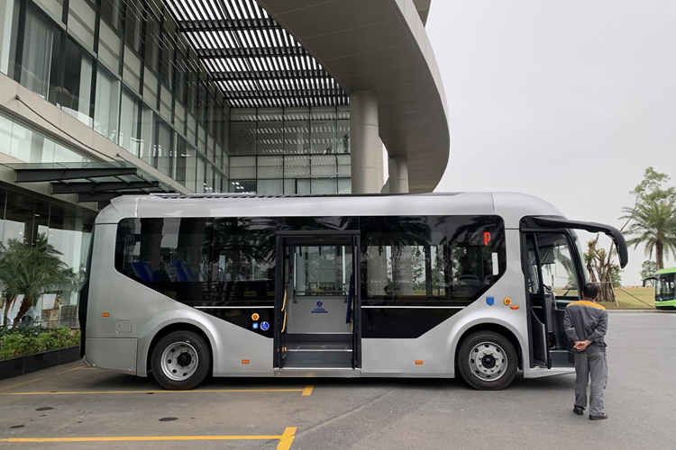 Tan thay xe buyt VinFast dien co nho va oto chuyen cho hoc sinh-Hinh-11