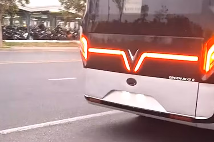 Tan thay xe buyt VinFast dien co nho va oto chuyen cho hoc sinh-Hinh-10