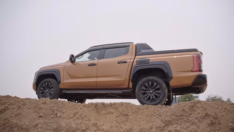 Danh gia Mitsubishi Triton the he moi - da dang nhu cau su dung-Hinh-2