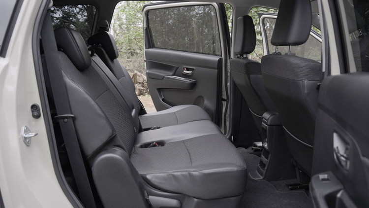 Suzuki XL7 Hybrid tu 599 trieu, xe 7 cho ly tuong cho gia dinh?-Hinh-9