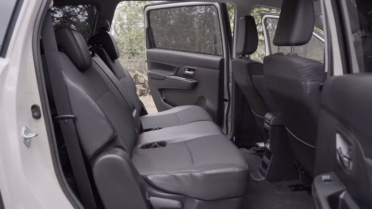 Suzuki XL7 Hybrid tu 599 trieu, xe 7 cho ly tuong cho gia dinh?-Hinh-9