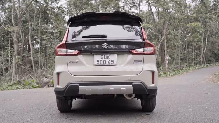 Suzuki XL7 Hybrid tu 599 trieu, xe 7 cho ly tuong cho gia dinh?-Hinh-6