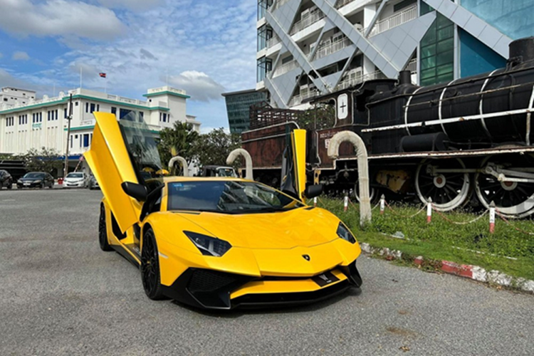 Khác với siêu xe Lamborghini Aventador SV Coupe hiện có 1 chiếc đang lăn bánh tại dải đất hình chữ S này, phiên bản Lamborghini Aventador SV mui trần có mui xe được chia thành 2 phần riêng biệt và mỗi mui có thể dễ dàng tháo lắp bằng tay cũng như bằng carbon nên chỉ nặng 6 kg.