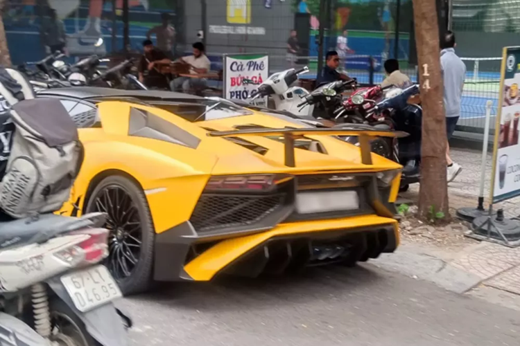 Mang màu sơn vàng nhám, đây hiện là 1 trong 2 chiếc siêu xe mui trần Lamborghini Aventador SV Roadster tại Việt Nam. Nó cũng là chiếc đầu tiên được mang về Việt Nam, sau 1 thời gian dài thuộc sở hữu của đại gia Hà Nội, xe đã được bán trở lại vào trong Nam.