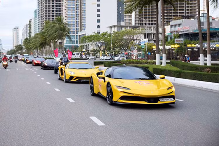 Tận thấy dàn siêu xe gần 400 tỷ của Hoàng Kim Khánh tại Huế - Hình 7 Tan thay dan sieu xe gan 400 ty cua Hoang Kim Khanh tai Hue-Hinh-7