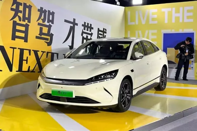 BYD Qin L 2025 them goi “God's Eye” C, tu 16.500 USD