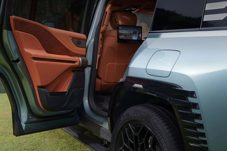 Yangwang U8L - SUV điện hạng sang của BYD với 7 chỗ ngồi - Hình 7 Yangwang U8L - SUV dien hang sang cua BYD voi 7 cho ngoi-Hinh-7