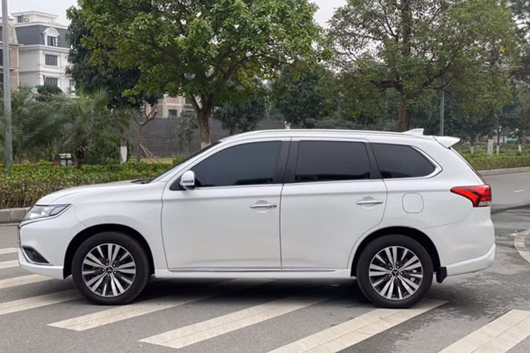 Mitsubishi Outlander dang 