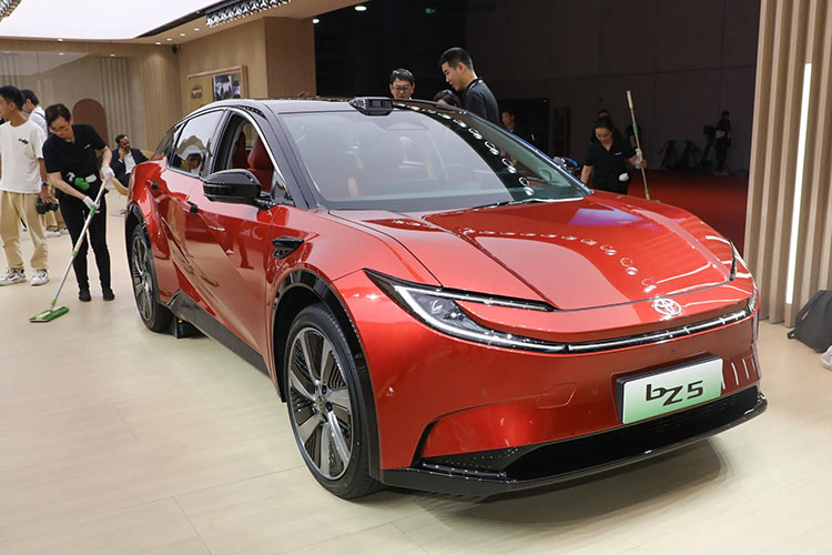 Toyota bZ5 ra mat - SUV lai Coupe chay dien tu 465 trieu dong-Hinh-8