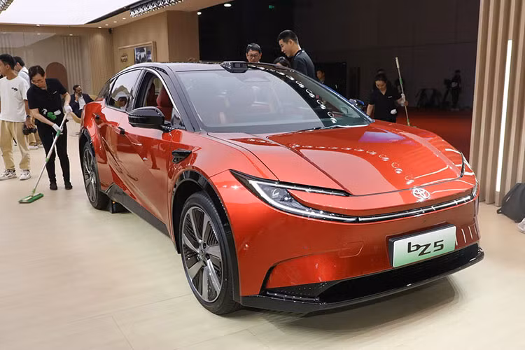 Toyota bZ5 ra mat - SUV lai Coupe chay dien tu 465 trieu dong-Hinh-8