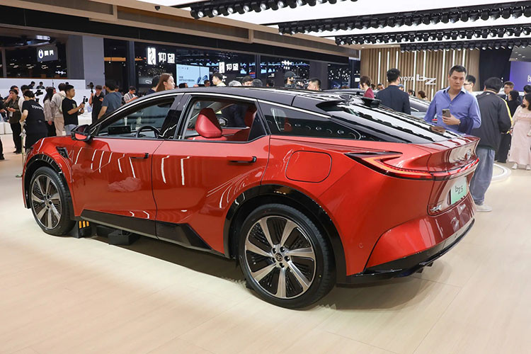 Toyota bZ5 ra mat - SUV lai Coupe chay dien tu 465 trieu dong-Hinh-2