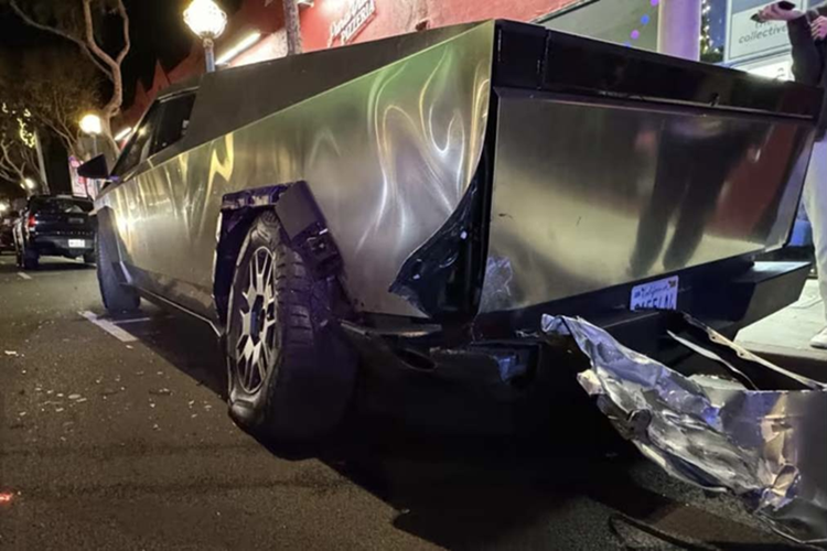 Tesla Cybertruck mua 2,6 ty, ban 