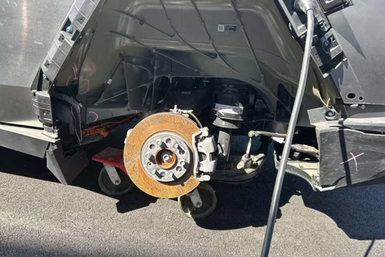 Tesla Cybertruck mua 2,6 ty, ban 