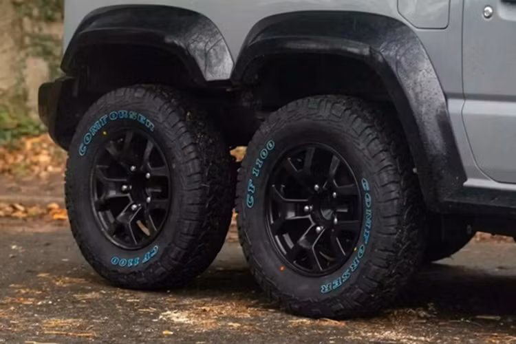 Suzuki Jimny độ 6 bánh "siêu ngầu", giá tới hơn 1,45 tỷ đồng - Hình 4 Suzuki Jimny do 6 banh