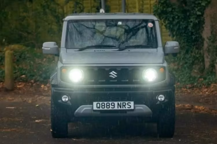 Suzuki Jimny độ 6 bánh "siêu ngầu", giá tới hơn 1,45 tỷ đồng - Hình 2 Suzuki Jimny do 6 banh
