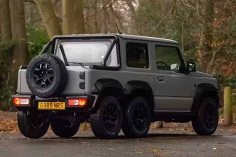 Suzuki Jimny độ 6 bánh "siêu ngầu", giá tới hơn 1,45 tỷ đồng - Hình 7 Suzuki Jimny do 6 banh