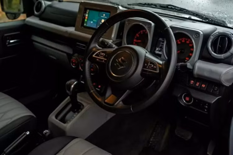 Suzuki Jimny độ 6 bánh "siêu ngầu", giá tới hơn 1,45 tỷ đồng - Hình 5 Suzuki Jimny do 6 banh