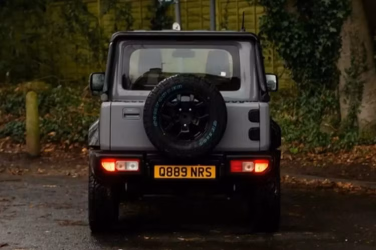 Suzuki Jimny độ 6 bánh "siêu ngầu", giá tới hơn 1,45 tỷ đồng - Hình 3 Suzuki Jimny do 6 banh
