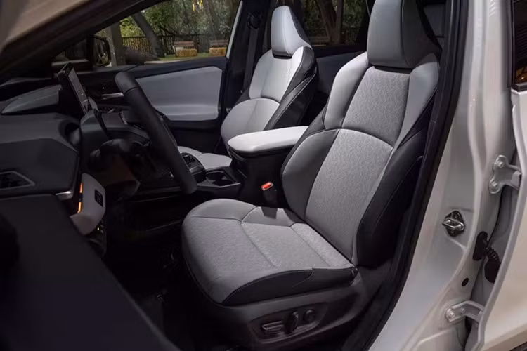 Can canh Subaru Solterra 2026 