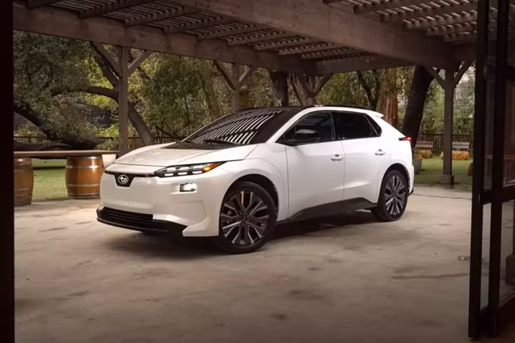 Can canh Subaru Solterra 2026 