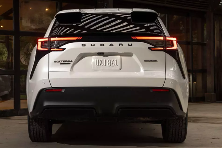 Can canh Subaru Solterra 2026 