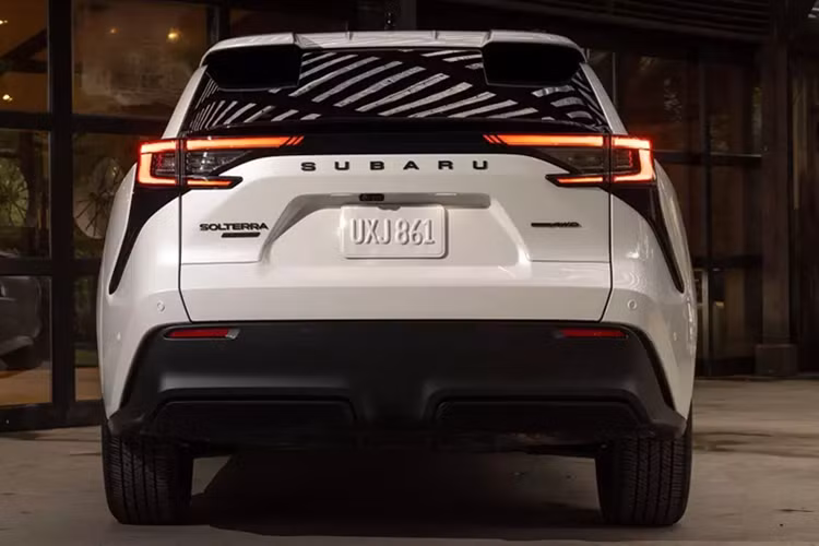 Can canh Subaru Solterra 2026 