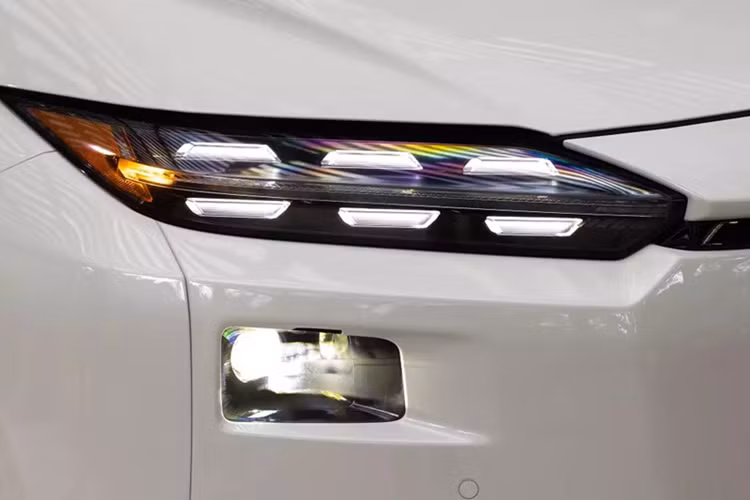 Can canh Subaru Solterra 2026 