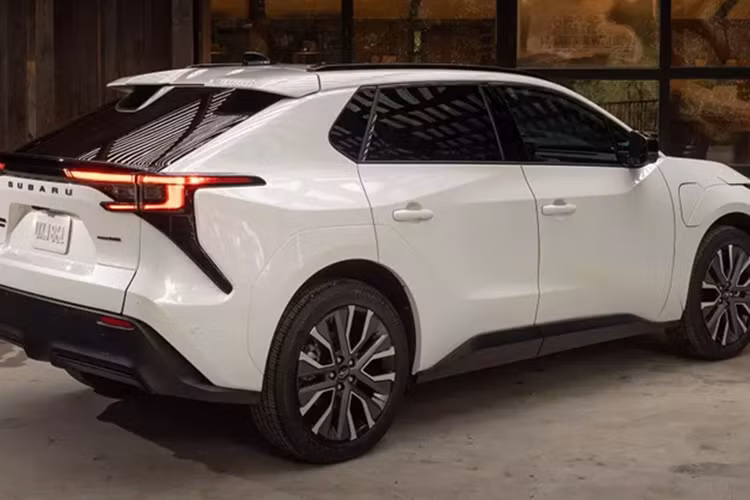 Can canh Subaru Solterra 2026 