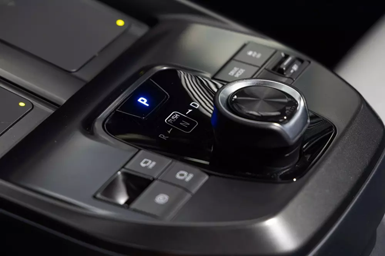 Can canh Subaru Solterra 2026 