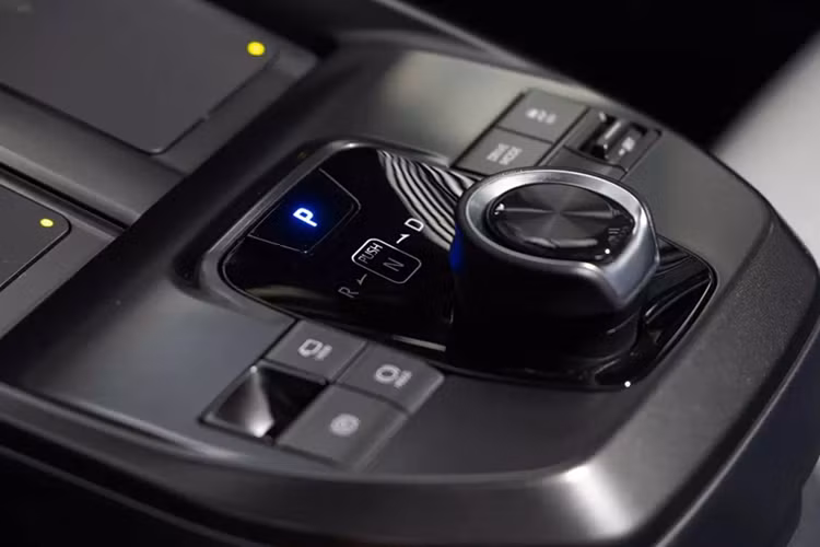 Can canh Subaru Solterra 2026 