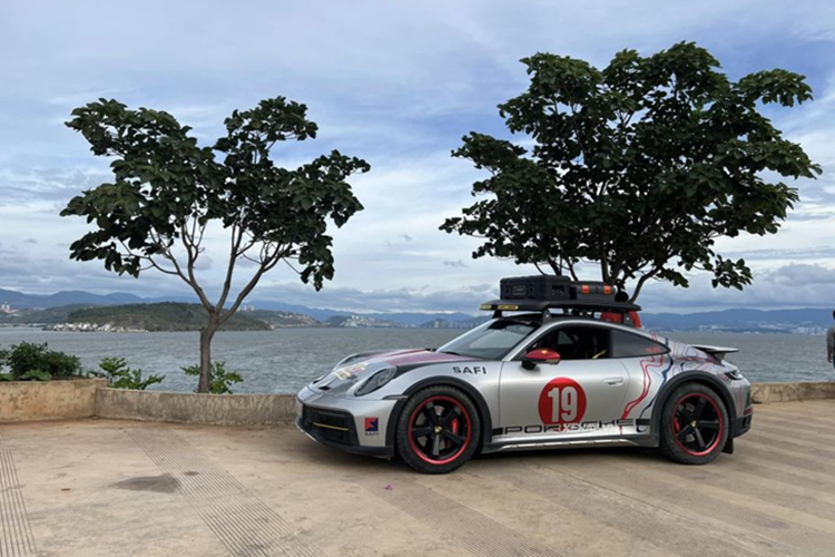 Porsche 911 Dakar của đại gia Việt "lạc" giữa rừng đào Trung Quốc - Hình 9 Porsche 911 Dakar cua dai gia Viet