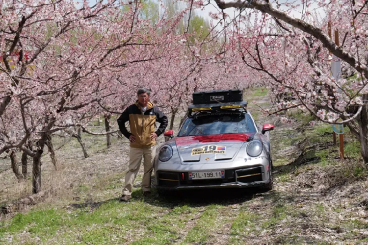 Porsche 911 Dakar của đại gia Việt "lạc" giữa rừng đào Trung Quốc Porsche 911 Dakar cua dai gia Viet