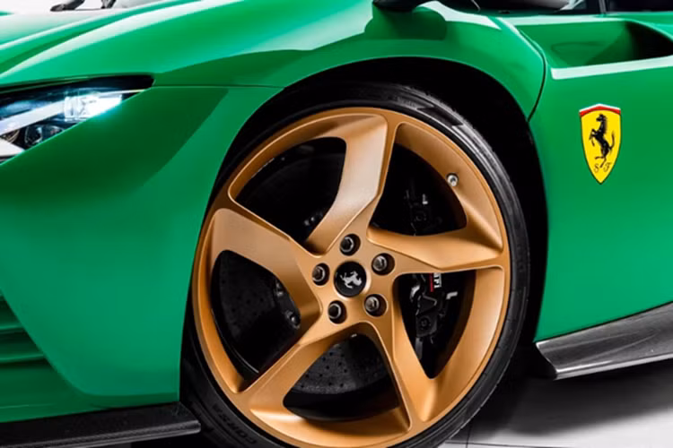 Ferrari Daytona SP3 mau BP Green 