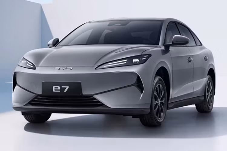 BYD e7 2025 - sedan dien gia re chuyen chay taxi cua BYD