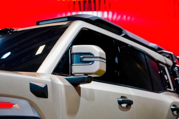 Hong Ky ra mat SUV dia hinh chay dien hang sang dau tien-Hinh-3