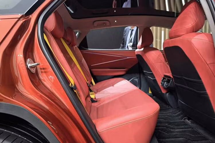 Toyota bZ5 ra mat - SUV lai Coupe chay dien tu 465 trieu dong-Hinh-4