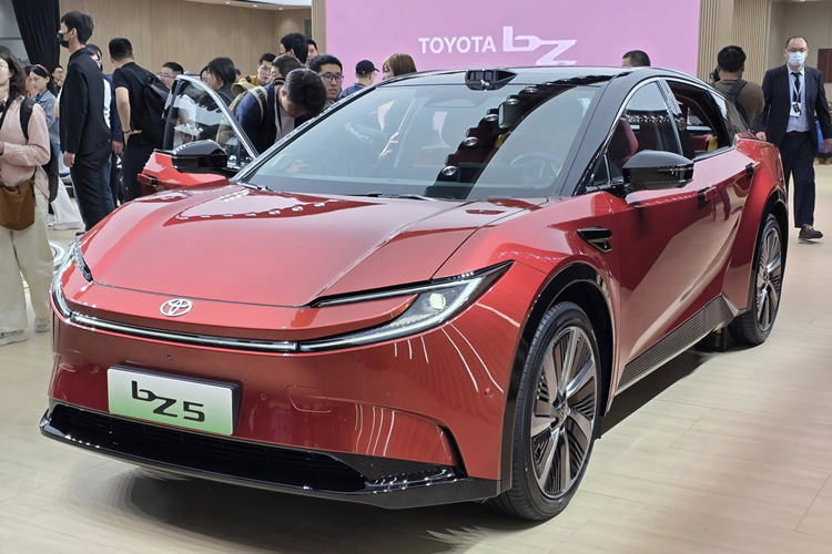 Toyota bZ5 ra mat - SUV lai Coupe chay dien tu 465 trieu dong