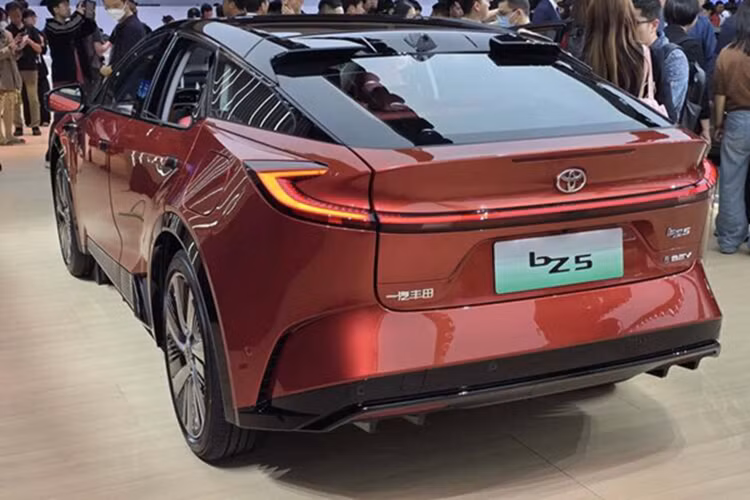 Toyota bZ5 ra mat - SUV lai Coupe chay dien tu 465 trieu dong-Hinh-7