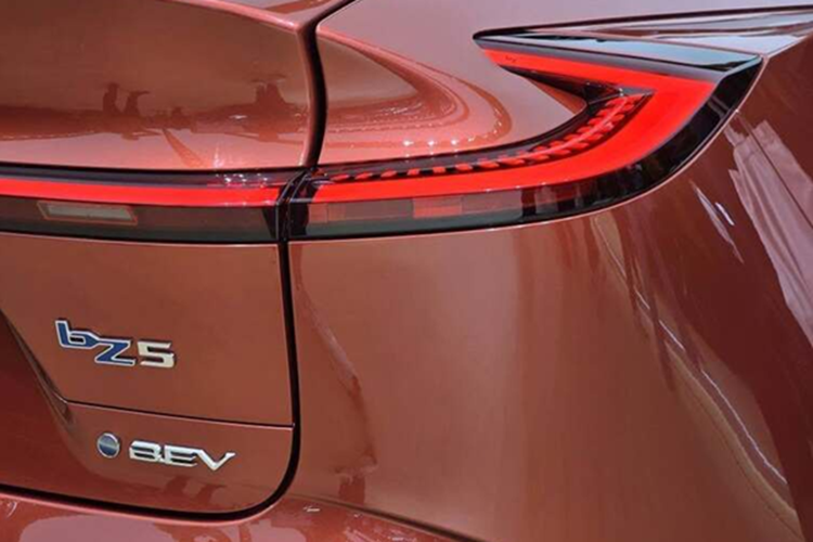 Toyota bZ5 ra mat - SUV lai Coupe chay dien tu 465 trieu dong-Hinh-6